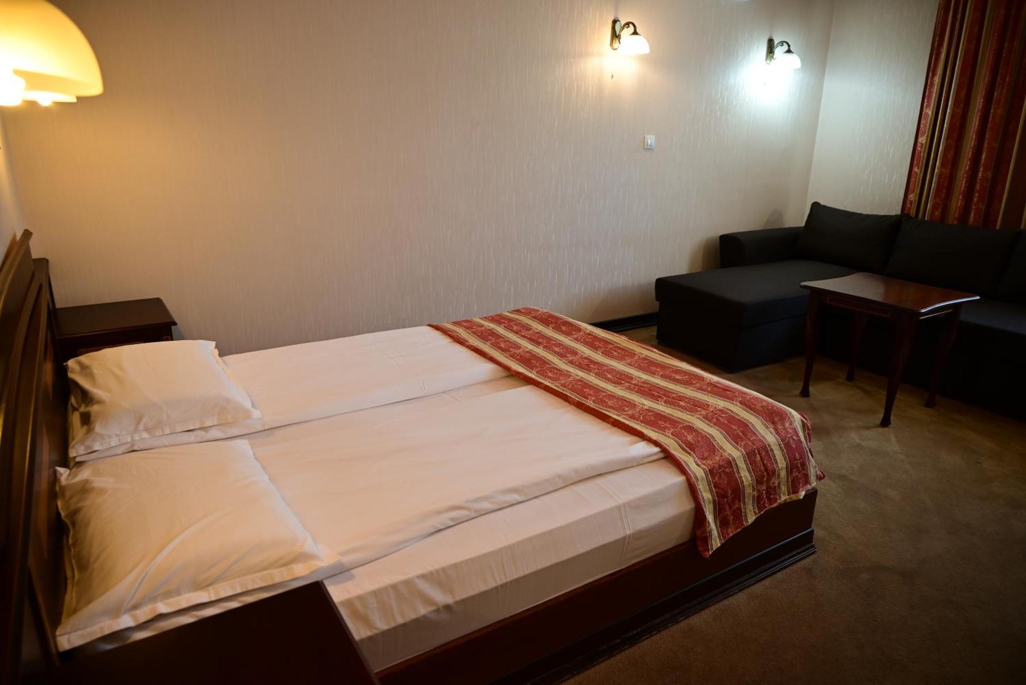 Family Hotel Lazur Kyustendil Buitenkant foto